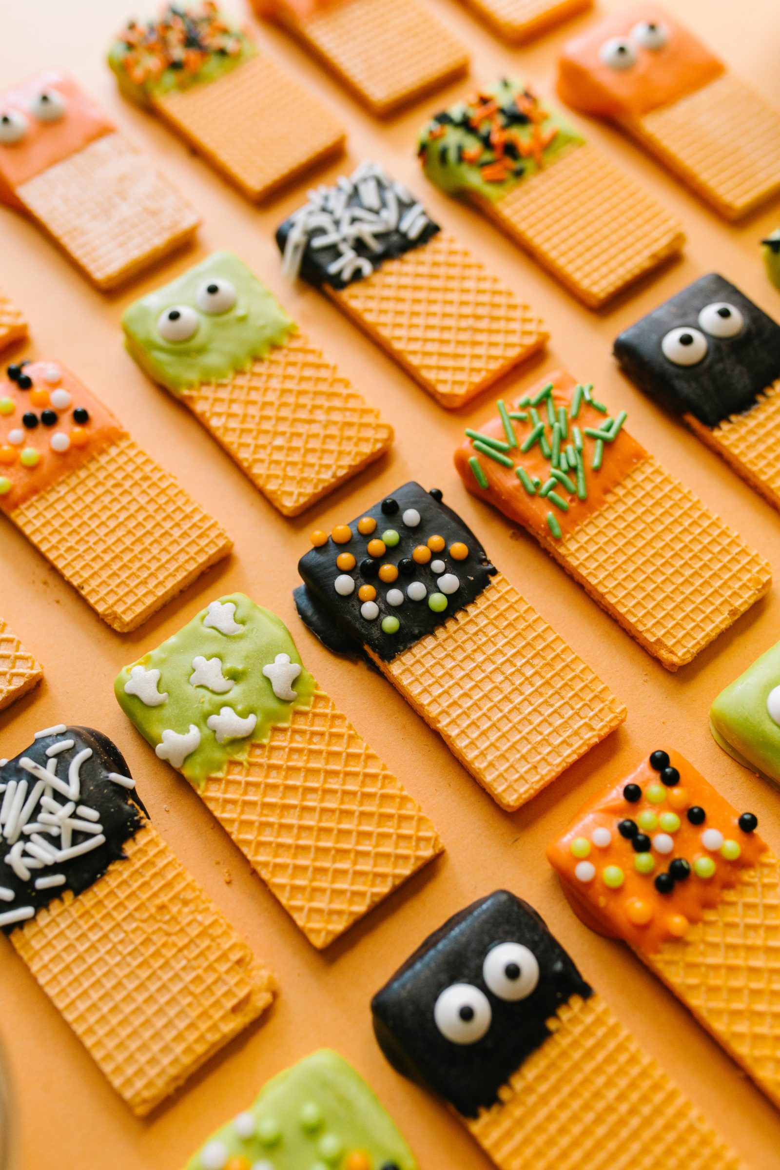 Halloween Treat Ideas: Spooky Dipped Wafer Cookies + a tutorial featured by Top US Craft Blog + The Pretty Life Girls