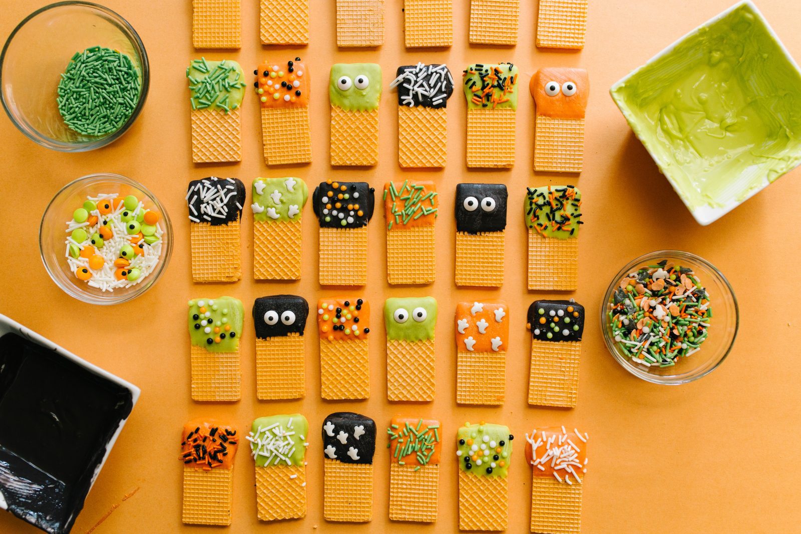 Halloween Treat Ideas: Spooky Dipped Wafer Cookies + a tutorial featured by Top US Craft Blog + The Pretty Life Girls