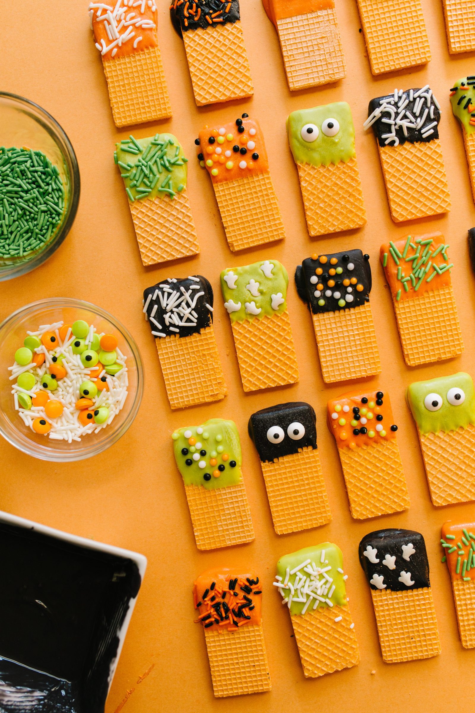 Halloween Treat Ideas: Spooky Dipped Wafer Cookies + a tutorial featured by Top US Craft Blog + The Pretty Life Girls