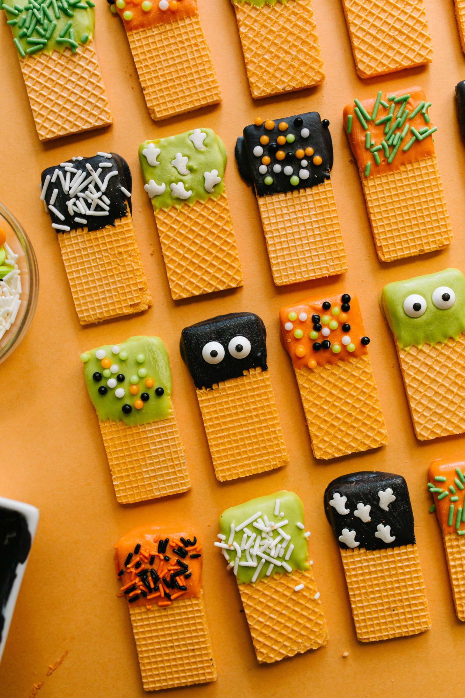 Halloween Treat Ideas: Spooky Dipped Wafer Cookies + a tutorial featured by Top US Craft Blog + The Pretty Life Girls