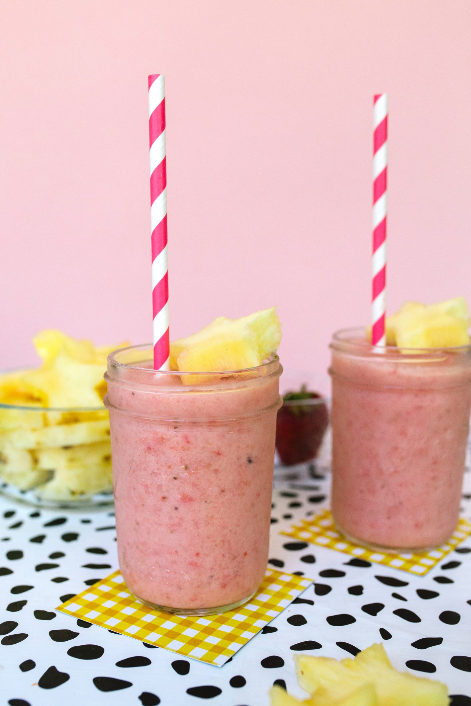 Quick and Easy Snacks: Mixed Fruit Applesauce Smoothie Recipe + a tutorial featured by Top US Craft Blog + The Pretty Life Girls