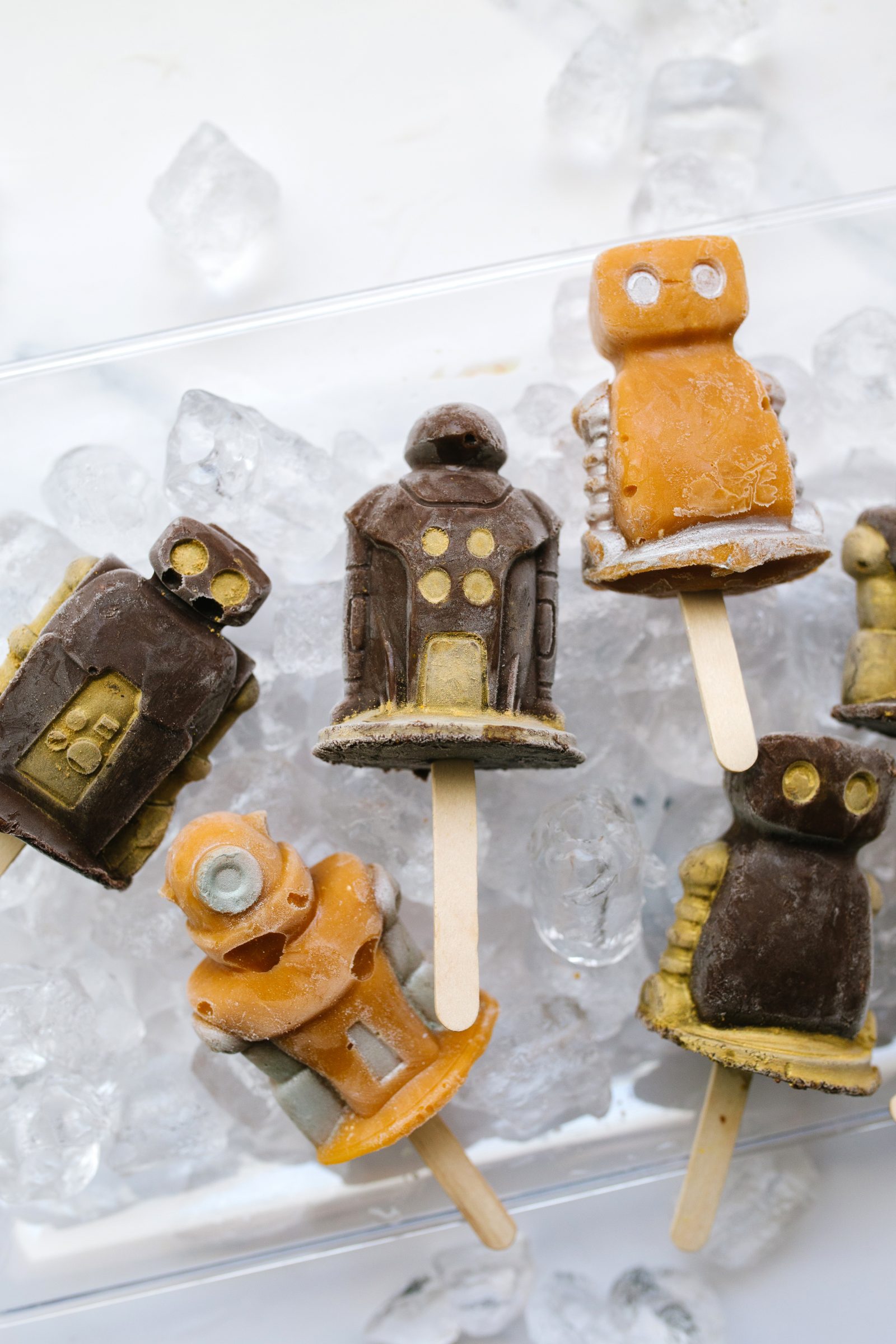 Summer Snacks: Metallic-Dusted Robot Pudding Pops Recipe + a tutorial featured by Top US Craft Blog + The Pretty Life Girls