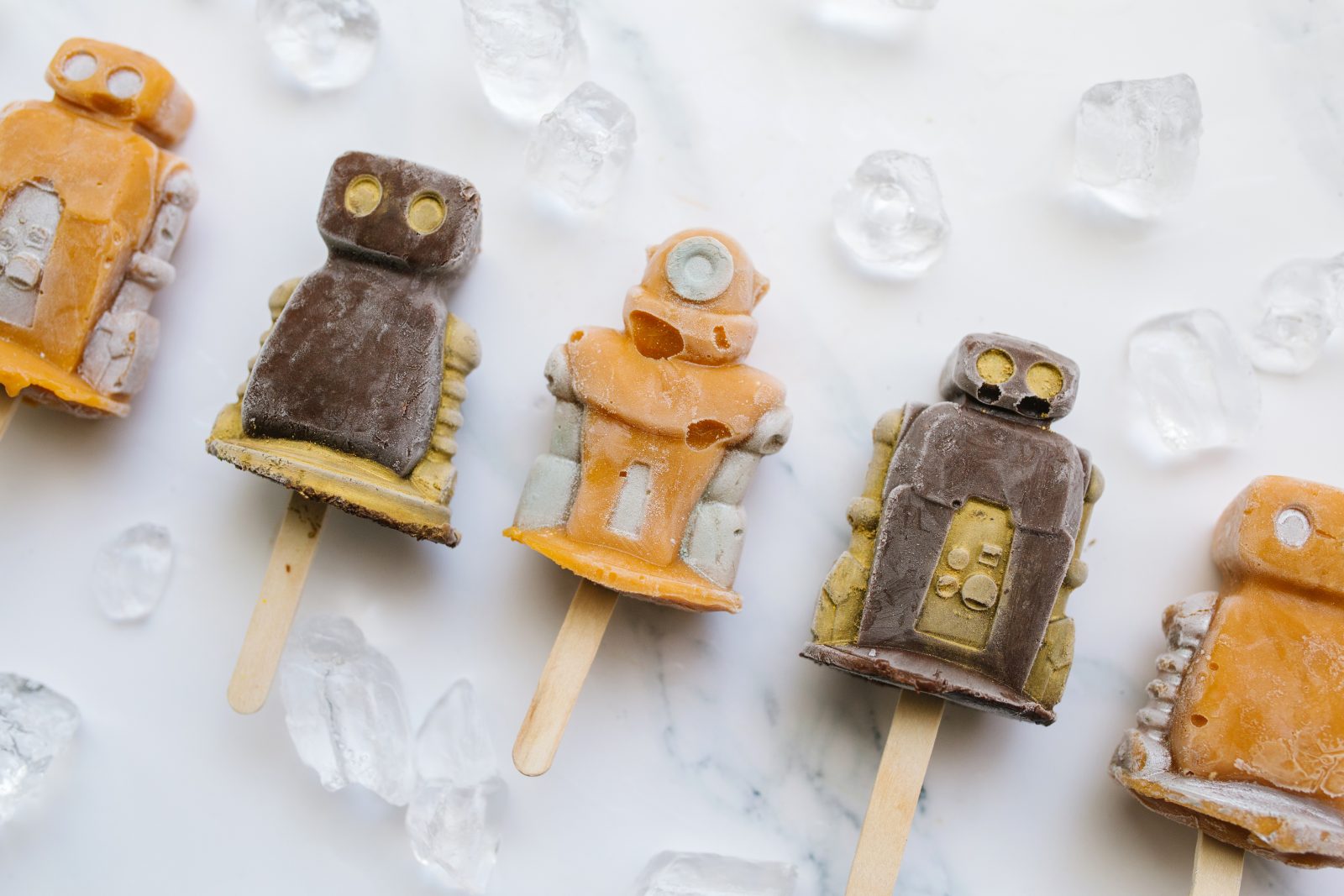 Summer Snacks: Metallic-Dusted Robot Pudding Pops Recipe + a tutorial featured by Top US Craft Blog + The Pretty Life Girls